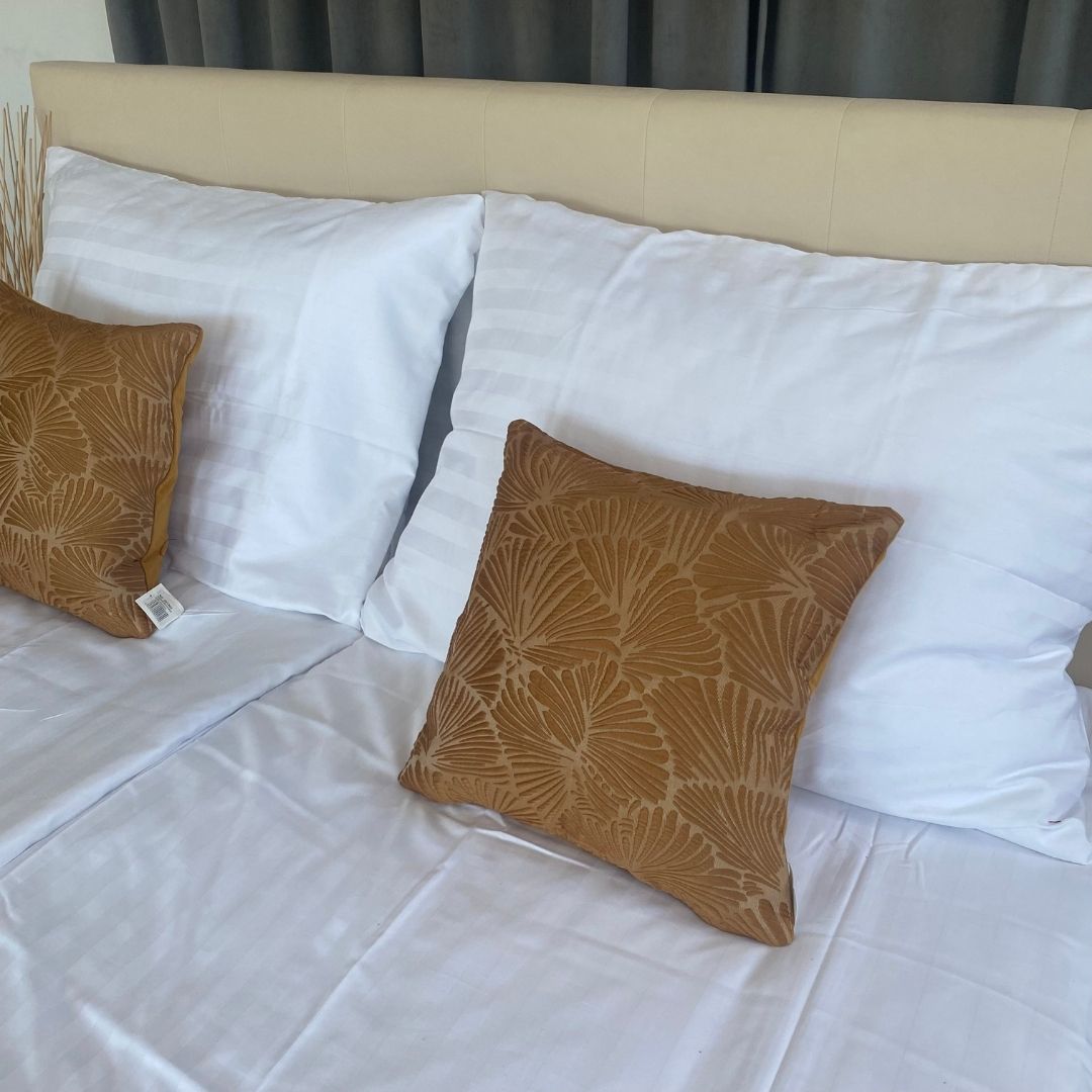 Kagyló bársonyos díszpárna - 45x45 cm