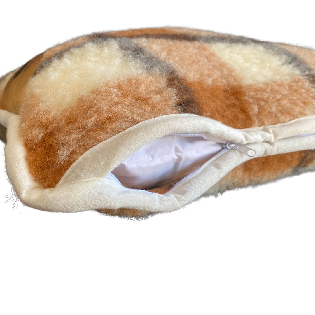 Doppelseitiges Kissen aus grau karierter Lammwolle