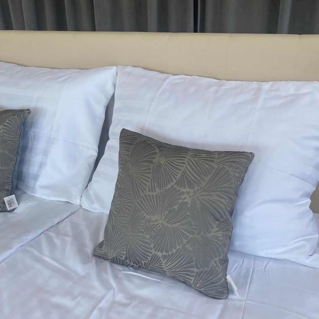 Kagyló bársonyos díszpárna - 45x45 cm