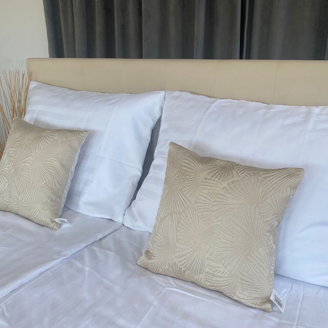 Kagyló bársonyos díszpárna - 45x45 cm