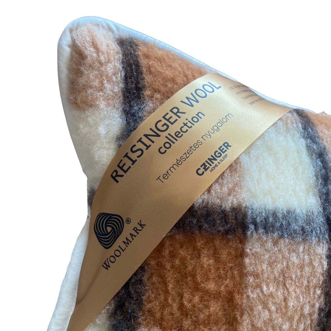 Doppelseitiges grau kariertes Euro-Kissen aus Lammwolle