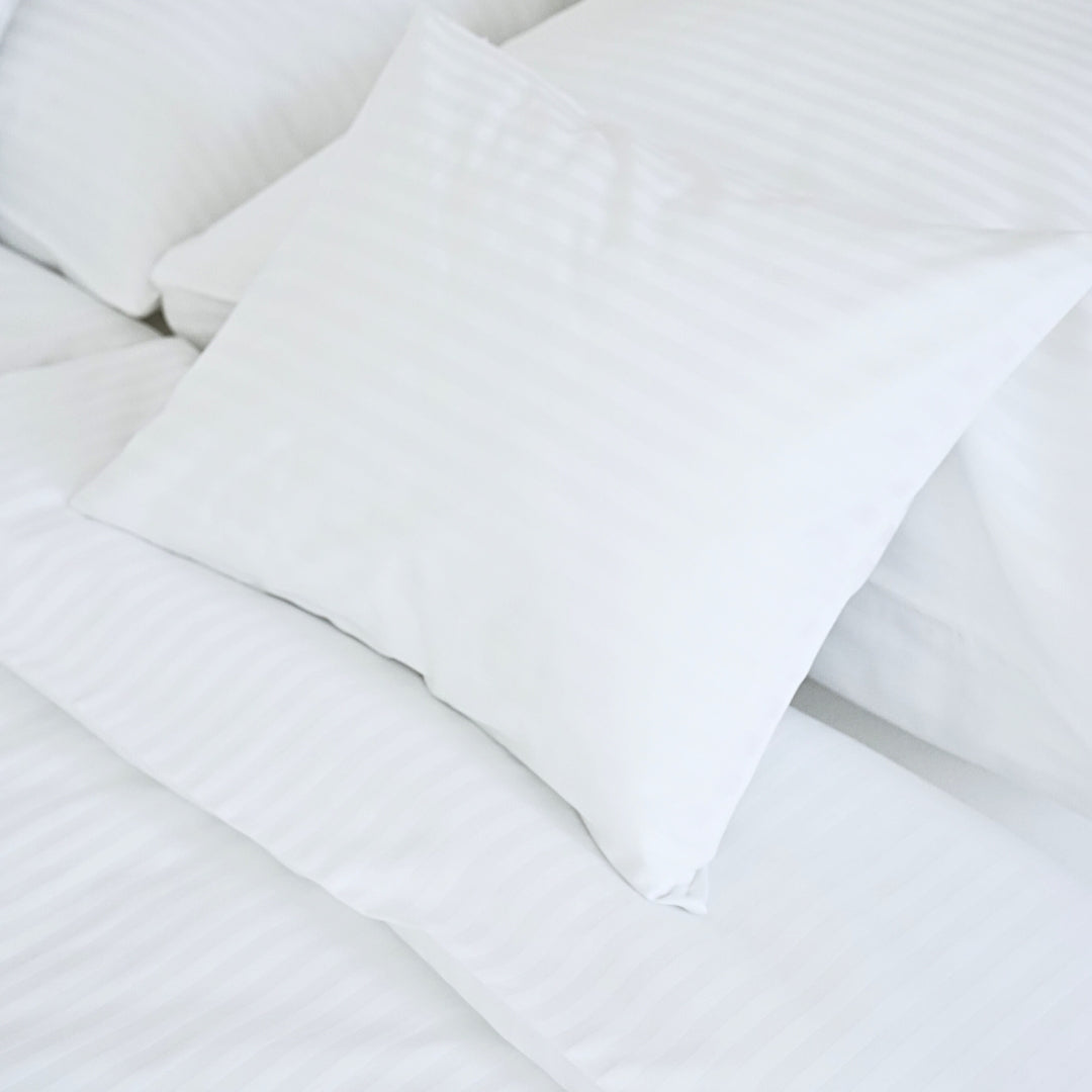 Hotel szatén 1 cm csíkos ágyneműhuzat garnitúra 100% pamut - áthajtós - 3 db-os szett - 140 gr/m2 - csomagos