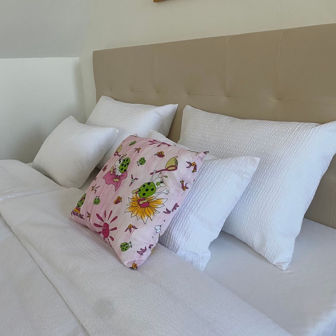 Rózsaszín katicás kispárna - 40x40 cm