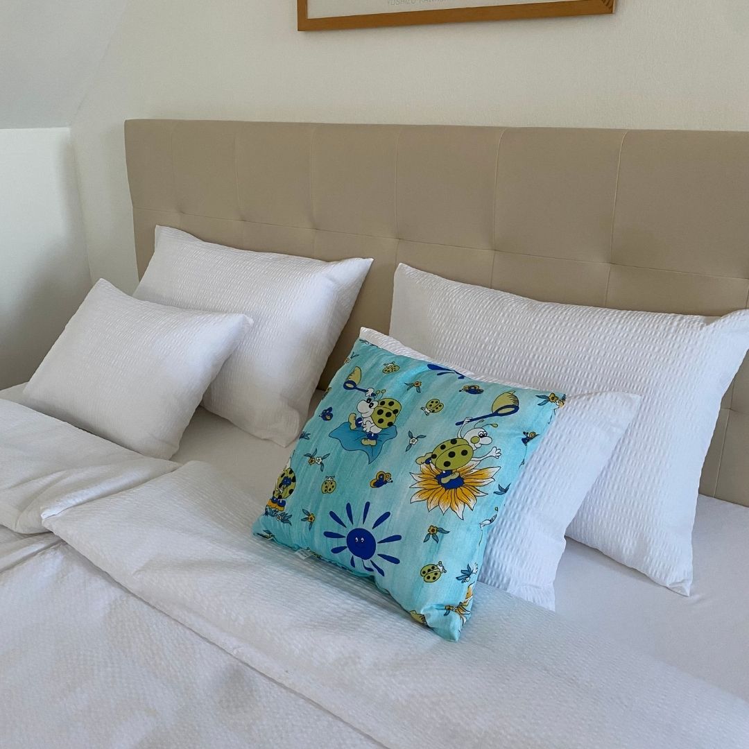 Blaues Marienkäferkissen - 40x40 cm