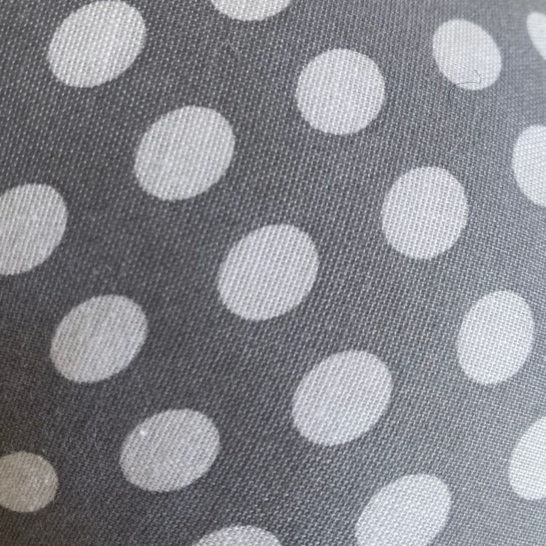 Pamut szürke pöttyös hengerpárna cozy belebújós rövid pléddel - szett