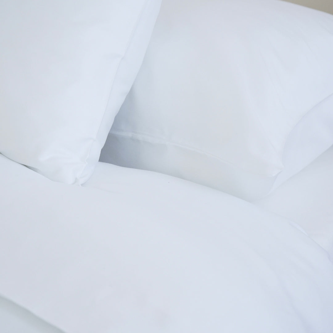 Fehér szatén ágyneműhuzat garnitúra 100% pamut - cipzáras - 3 db-os szett - 130 g/m2