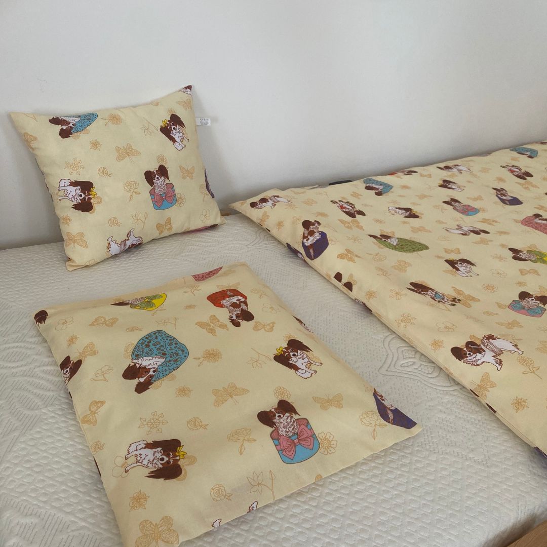 Bézs fekvő kutyás kispárna - 35x40 cm