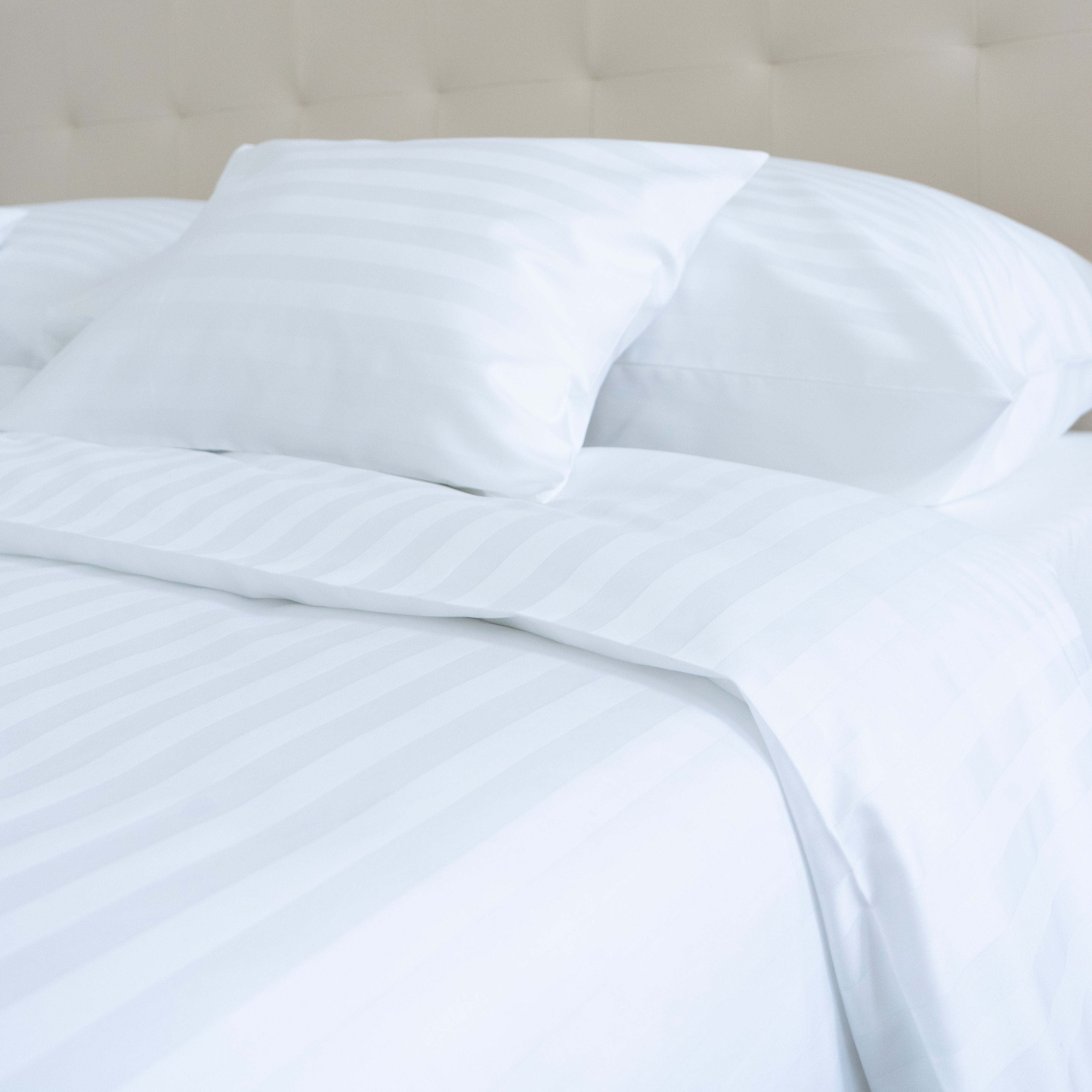 Hotel szatén 2 cm csíkos ágyneműhuzat garnitúra 100% pamut - áthajtós - 3 db-os szett 140 gr/m2 - csomagos