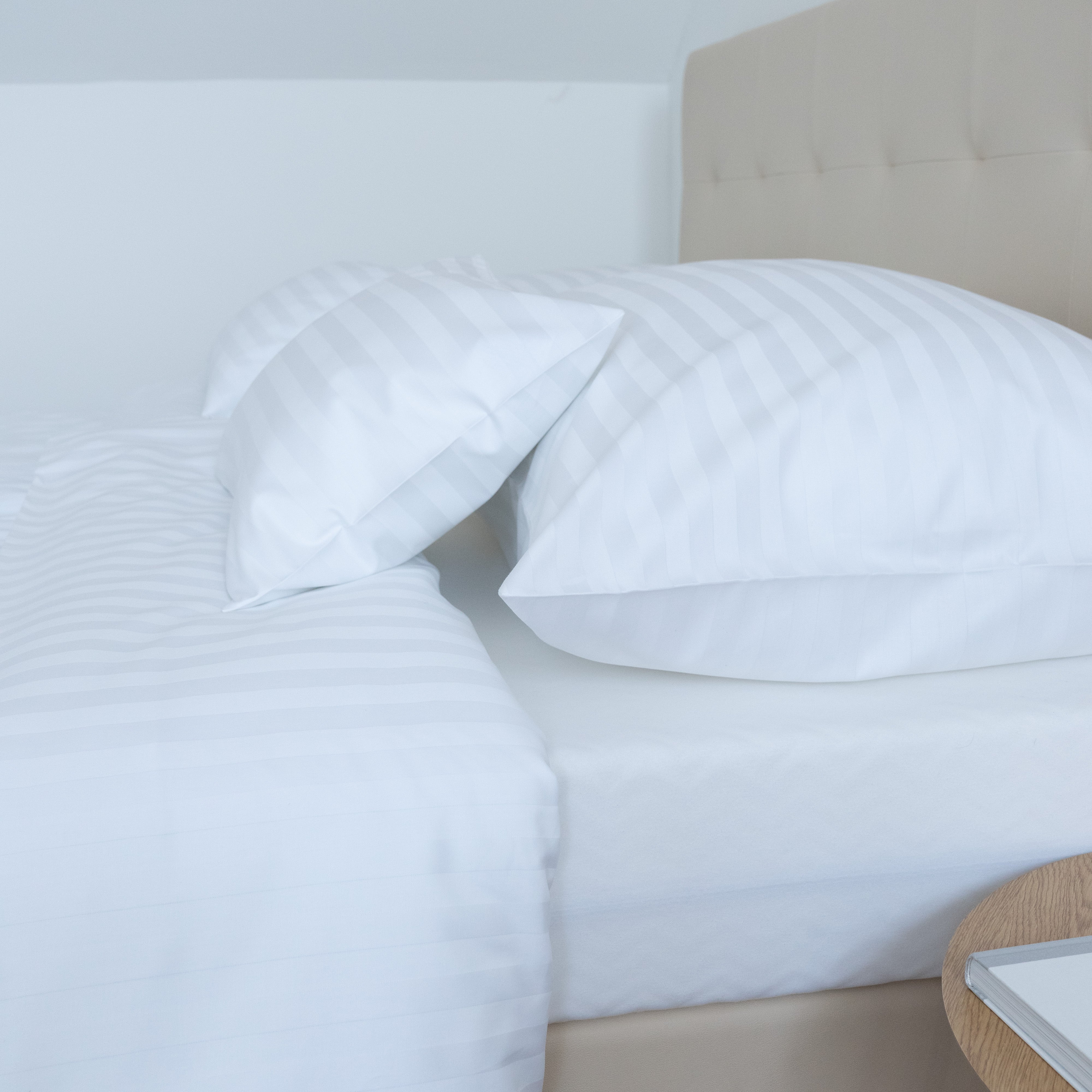 Hotel szatén 2 cm csíkos ágyneműhuzat garnitúra 100% pamut - áthajtós - 3 db-os szett 140 gr/m2 - csomagos