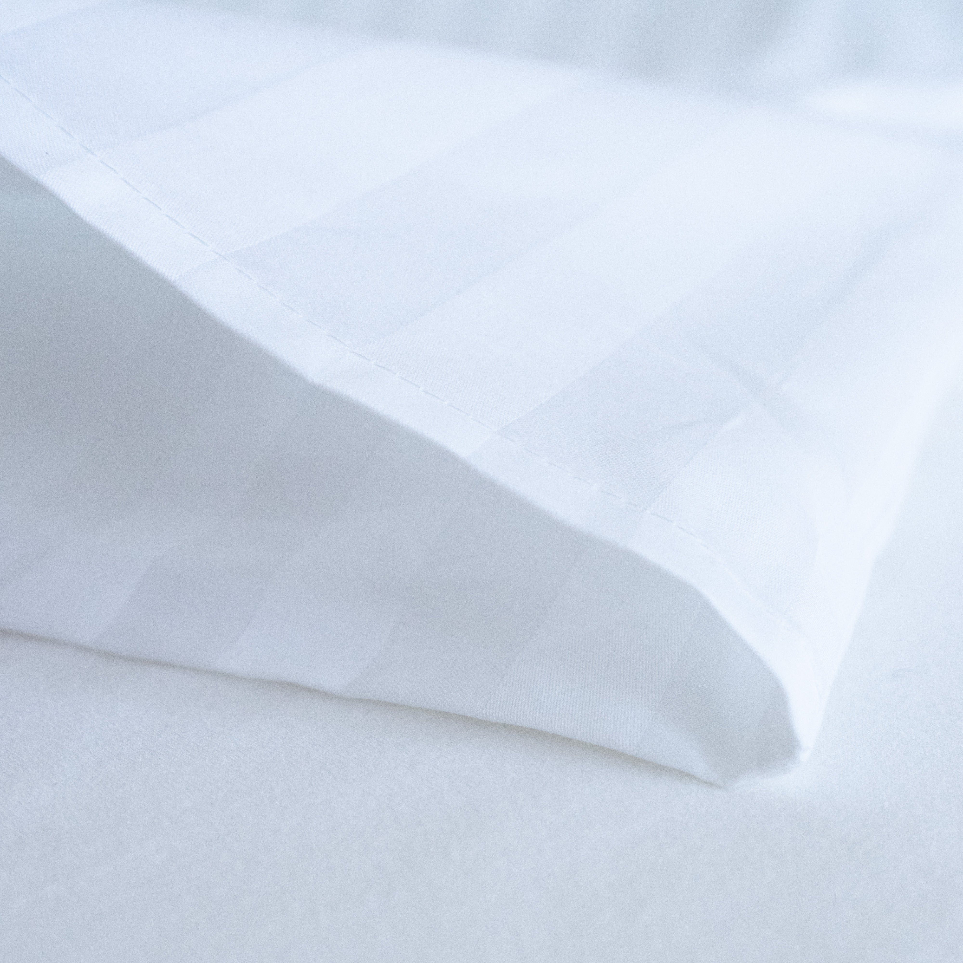 Hotel szatén 2 cm csíkos ágyneműhuzat garnitúra 100% pamut - áthajtós - 3 db-os szett 140 gr/m2 - csomagos