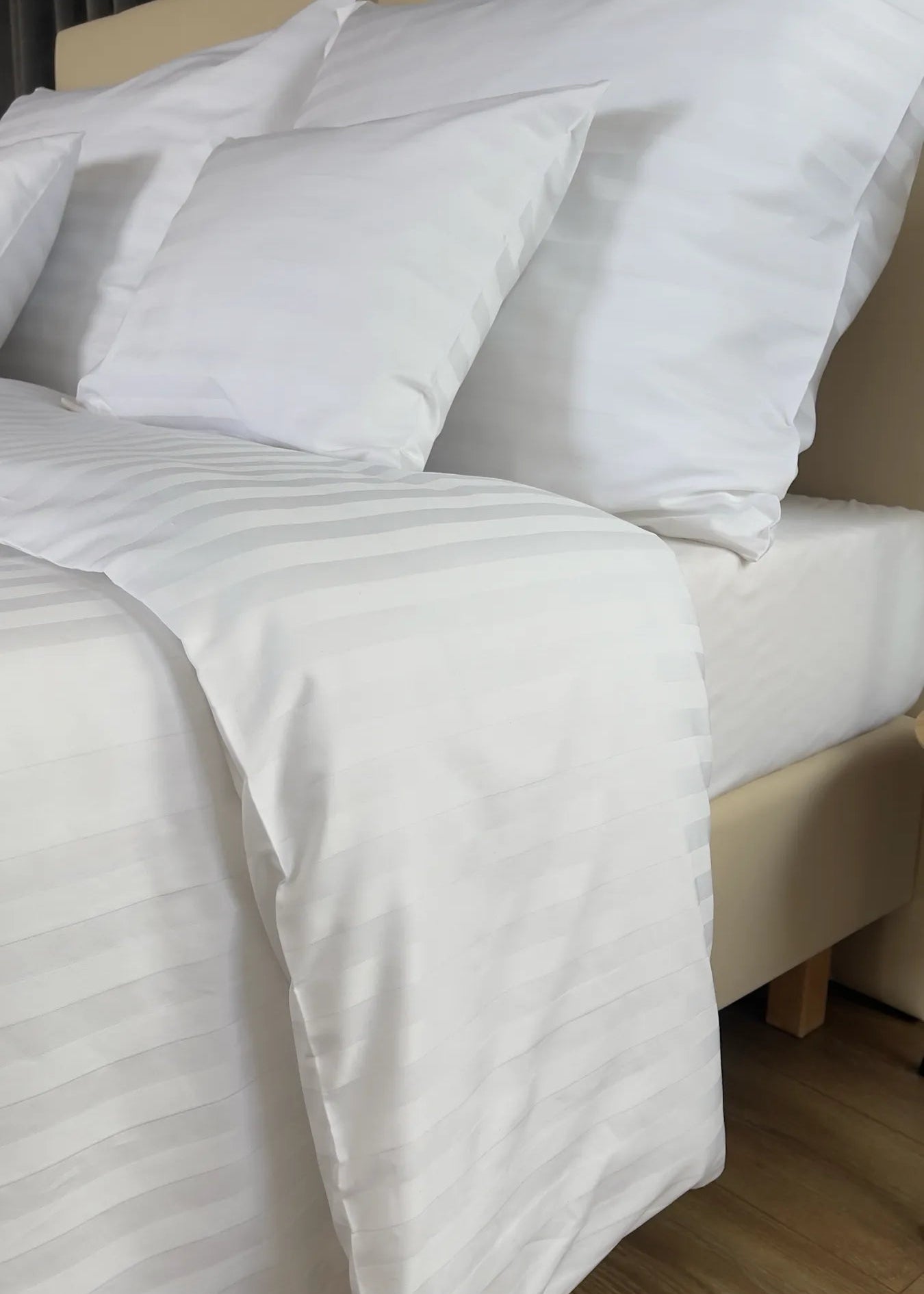 Hotel szatén 2 cm csíkos ágyneműhuzat - 50% Pamut - 50% PE - áthajtós - 140 gr/m2 - csomagos