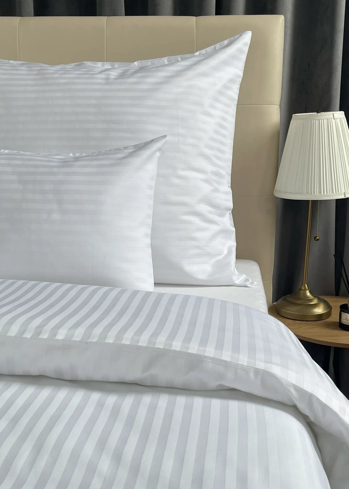 Hotel szatén 1 cm csíkos ágyneműhuzat garnitúra 100% pamut - áthajtós - 140 gr/m2 - csomagos