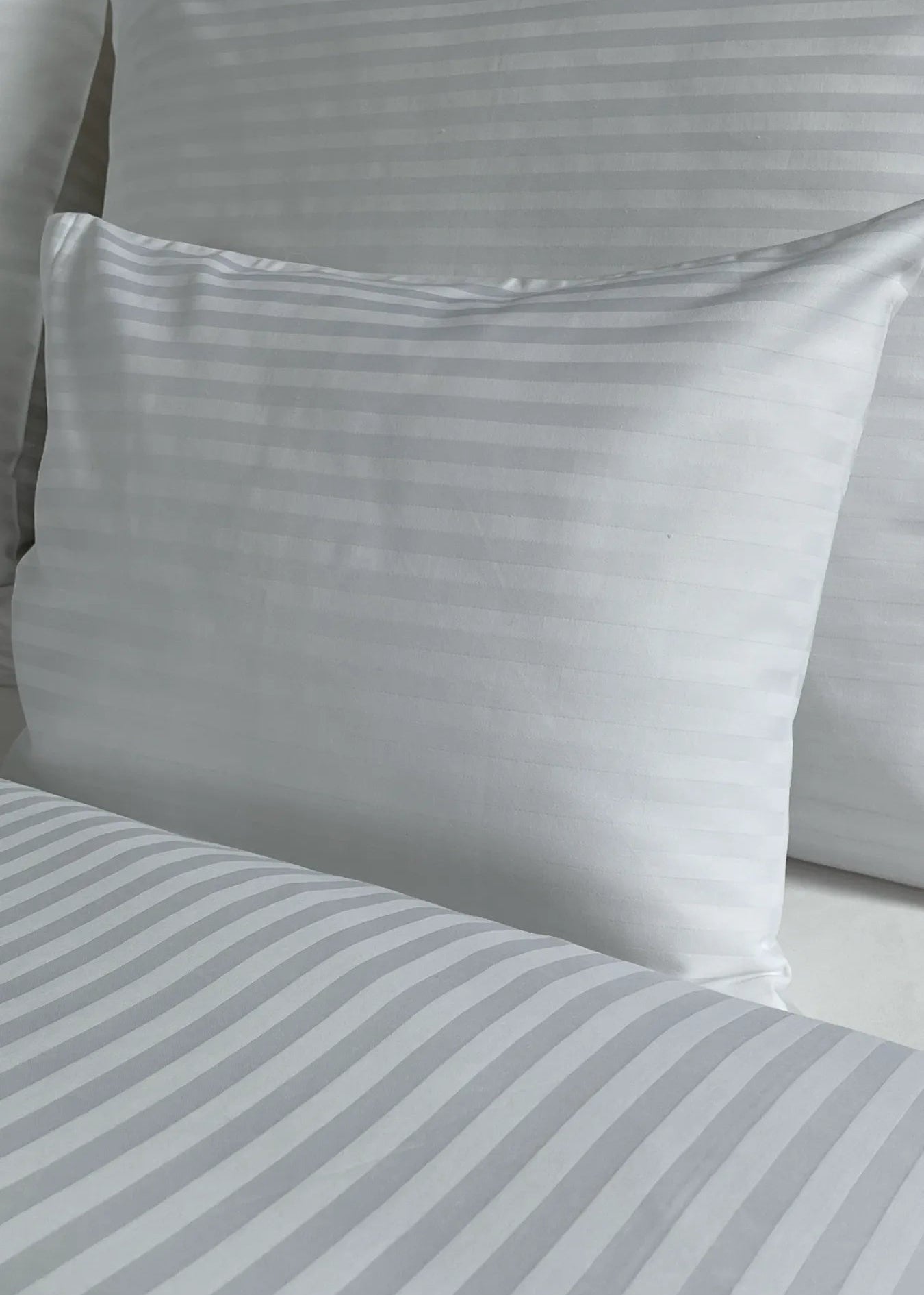 Hotel-Satin-Bettlakenset mit 1 cm Streifen, 100 % Baumwolle – zum Umklappen – 3er-Set – 140 g/m² – verpackt