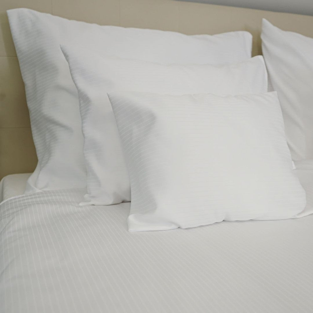 Elegantes gestreiftes Polyester-Satin-Bettlaken – 100 % PE – Spannbettlaken – 3er-Set – 130 g/m² – verpackt