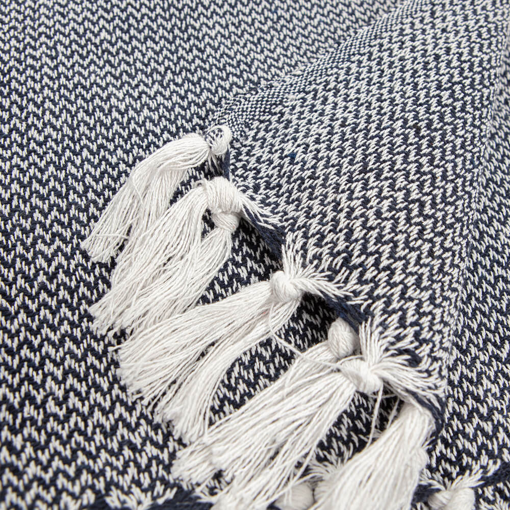 Halszálka mintás sötétkék pléd