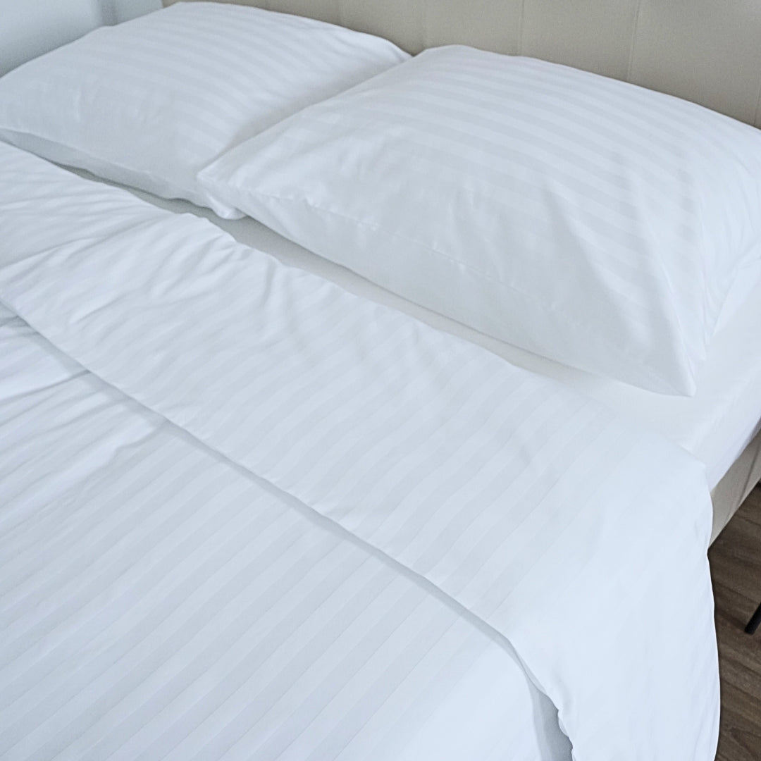 Hotel szatén 2 cm csíkos ágyneműhuzat - 80% Pamut - 20% PE - áthajtós - 2 db-os szett - 150 gr/m2 - csomagos