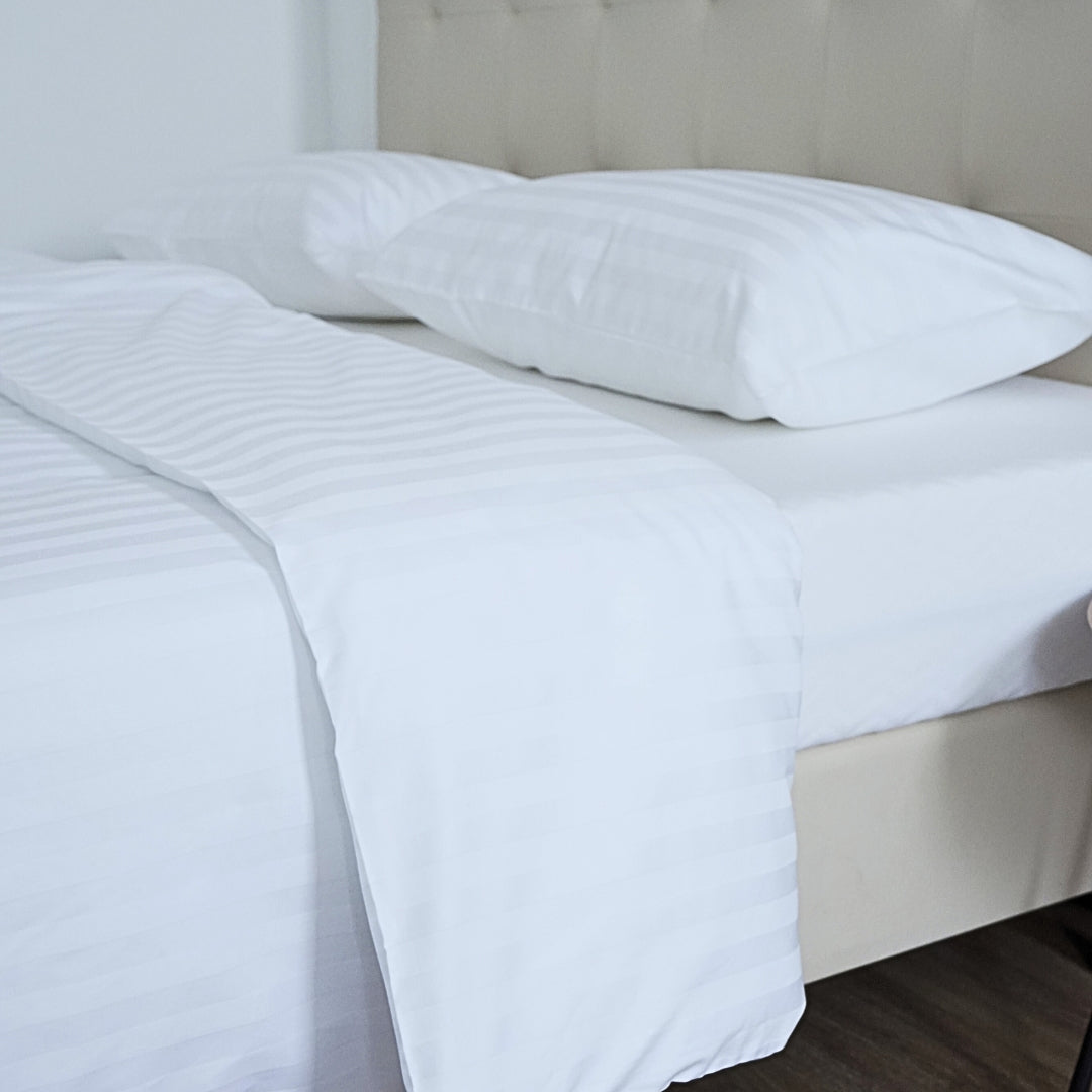 Hotel-Satin-Bettlaken mit 2 cm Streifen – 80 % Baumwolle – 20 % PE – zum Umklappen – 2er-Set – 150 g/m2 – verpackt