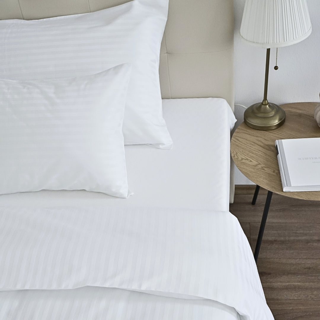 Hotel damaszt 1 cm csíkos ágyneműhuzat garnitúra 100% pamut - áthajtós - 3 db-os /Paplan+Fél+Kispárna/ 140 gr/m2