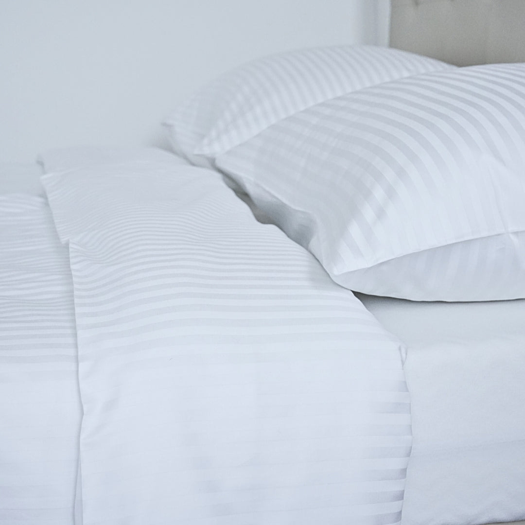 Hotel-Damast-Bettbezug, 1 cm gestreift, 100 % Baumwolle, umgeschlagen, 140 g/m²