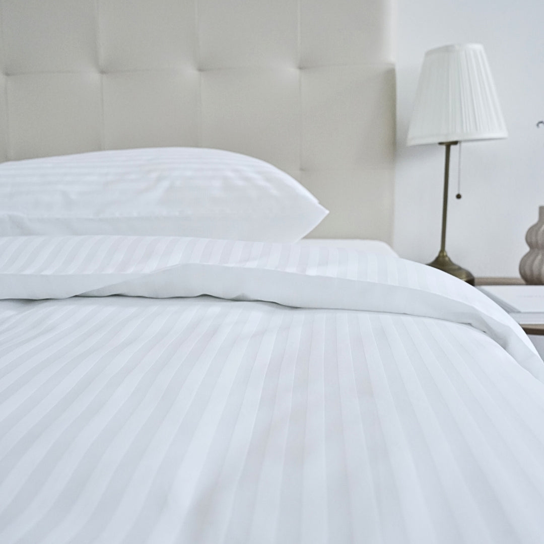 Hotel-Damast-Kissenbezug 1 cm gestreift 100% Baumwolle - umgeschlagen - 140 gr/m2