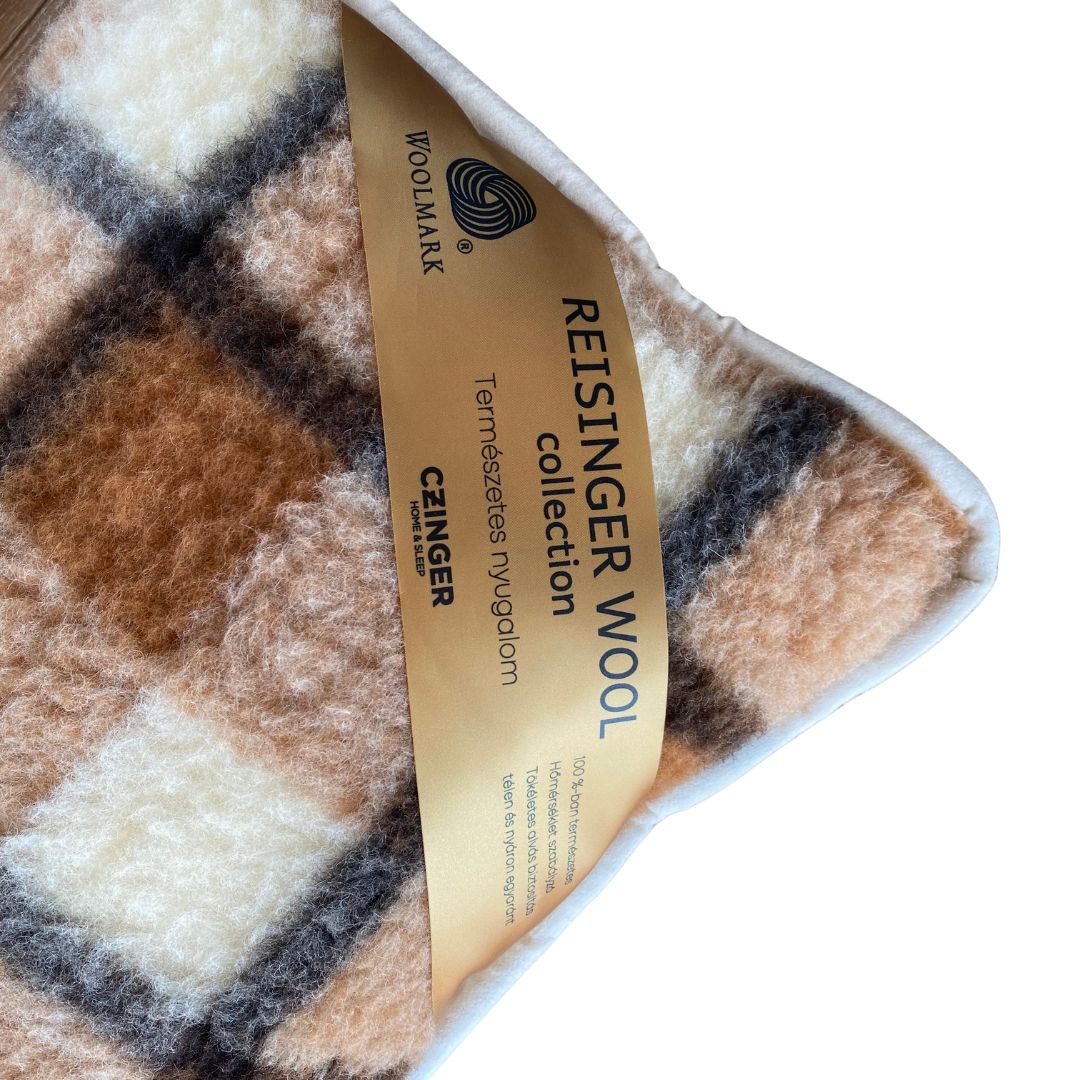 Doppelseitiges Kissen aus grau karierter Lammwolle