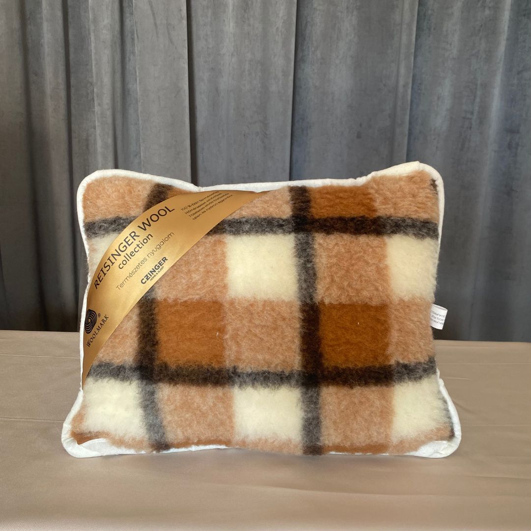 Doppelseitiges Kissen aus grau karierter Lammwolle