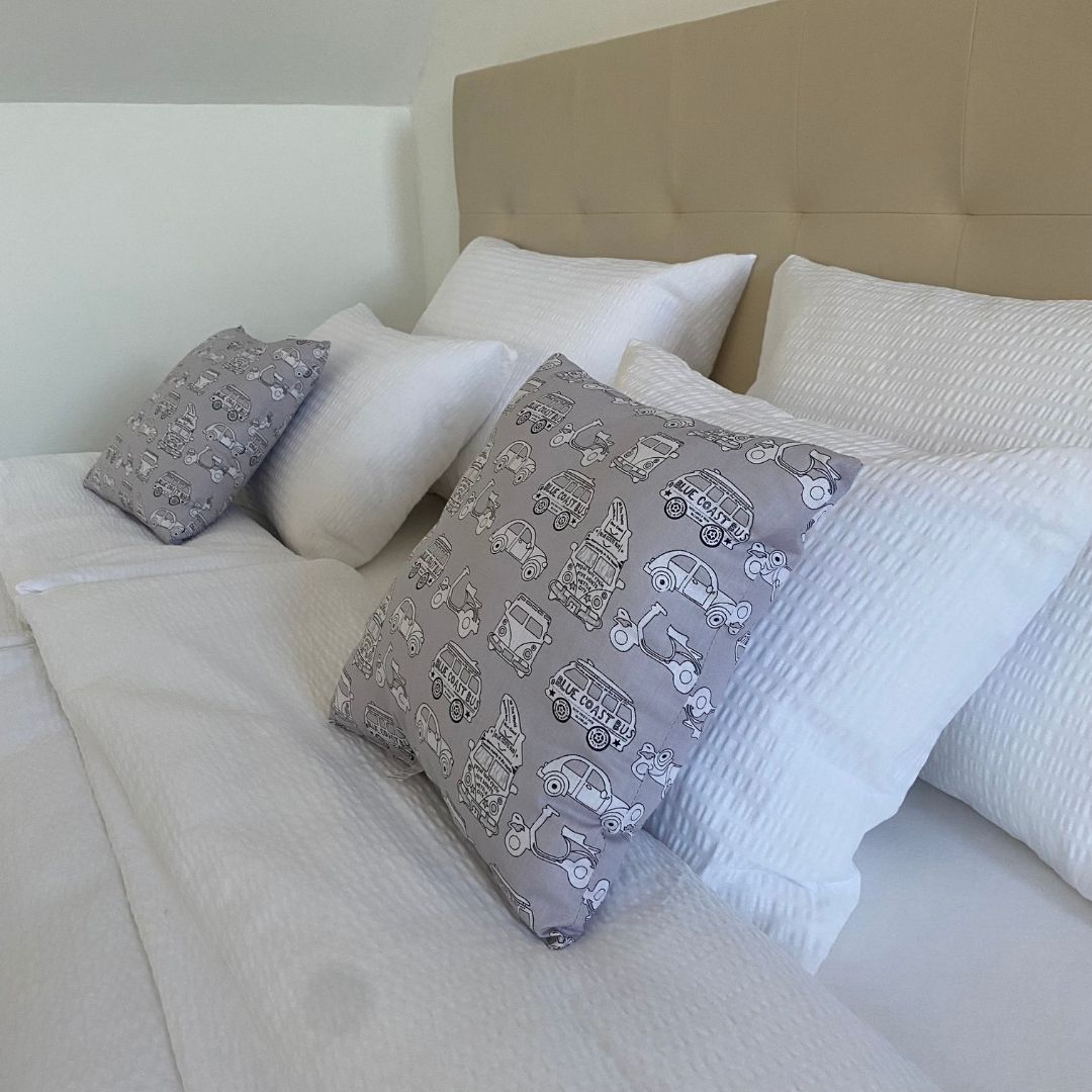 Szürke autós kispárna - 40x40 cm