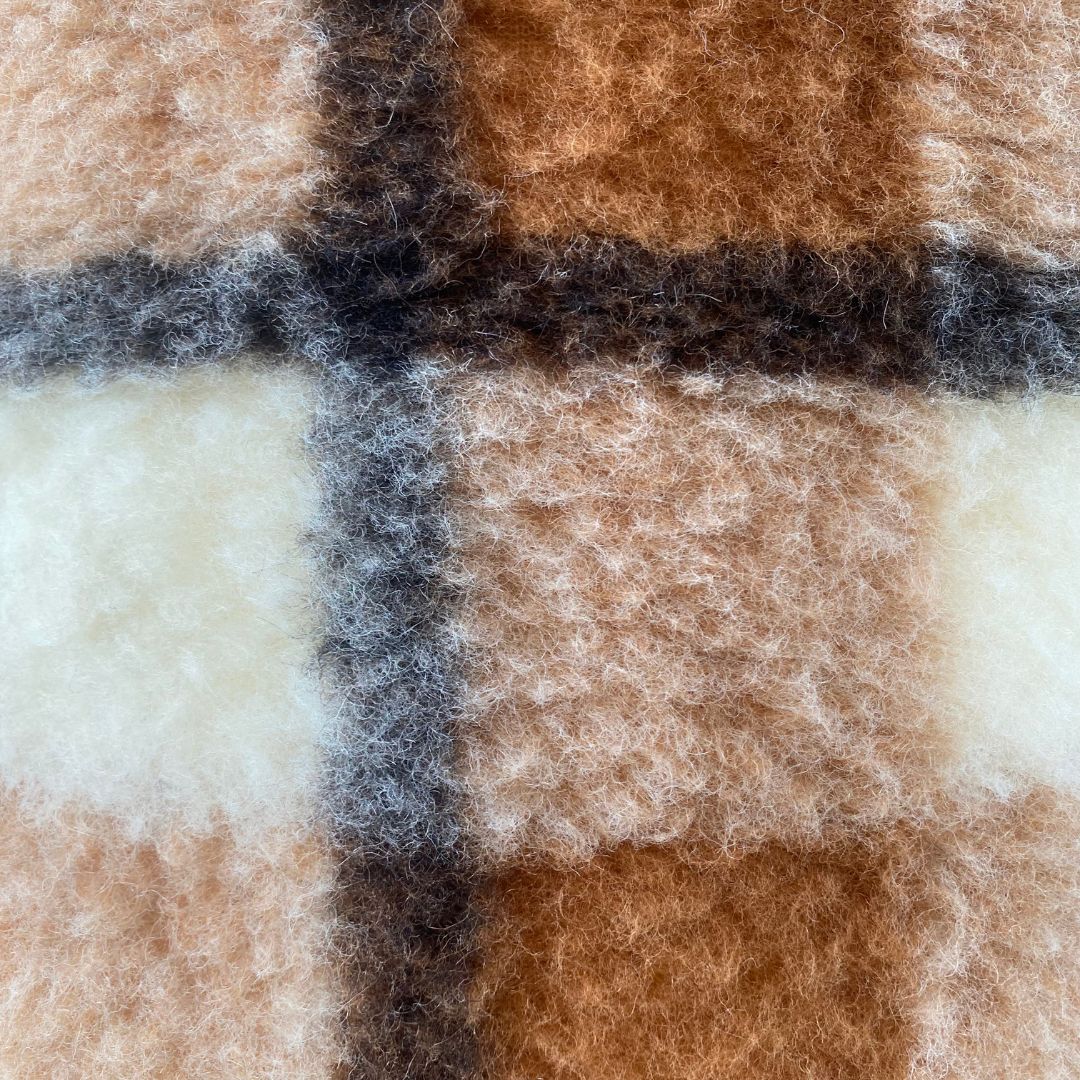 Doppelseitiges grau kariertes Euro-Kissen aus Lammwolle