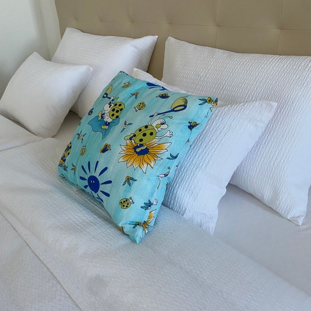 Kék katicás kispárna - 40x40 cm