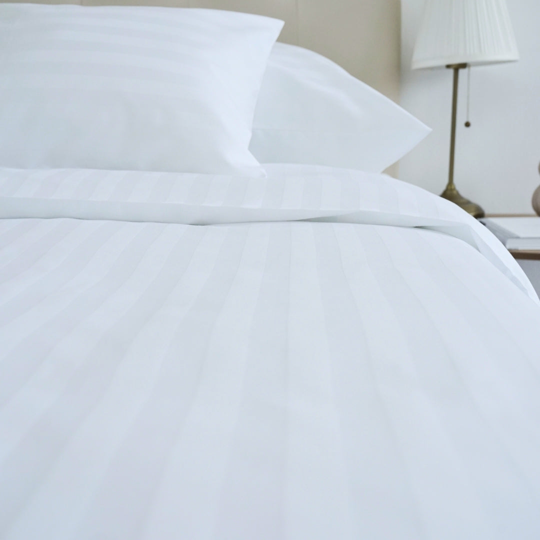 Hotel-Satin-Bettlaken mit 2 cm Streifen – 50 % Baumwolle – 50 % PE – zum Umklappen – 3er-Set – 140 g/m² – verpackt