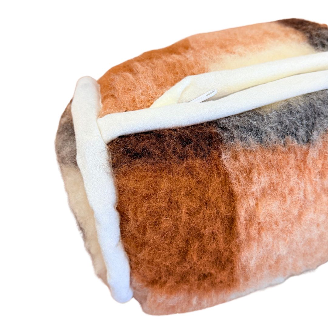 Doppelseitiges Zylinderkissen aus grau karierter Lammwolle 