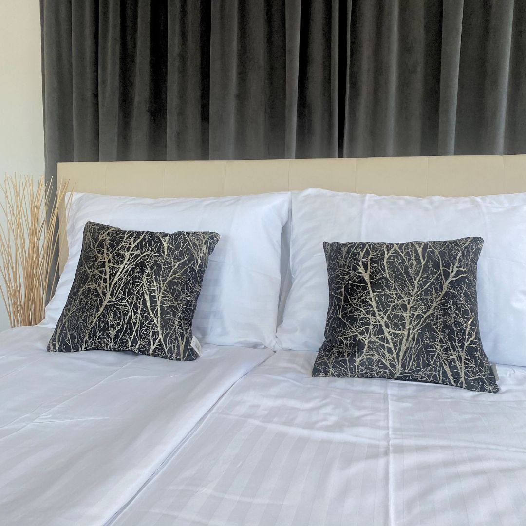 Branch velvet decorative pillow - 45x45 cm