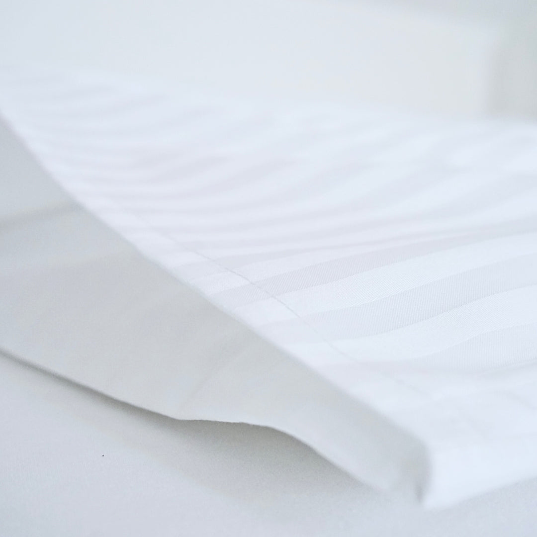 Hotel-Damast-Bettbezug, 1 cm gestreift, 100 % Baumwolle, umgeschlagen, 140 g/m²