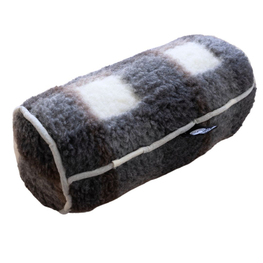 Doppelseitiges Zylinderkissen aus grau karierter Lammwolle 