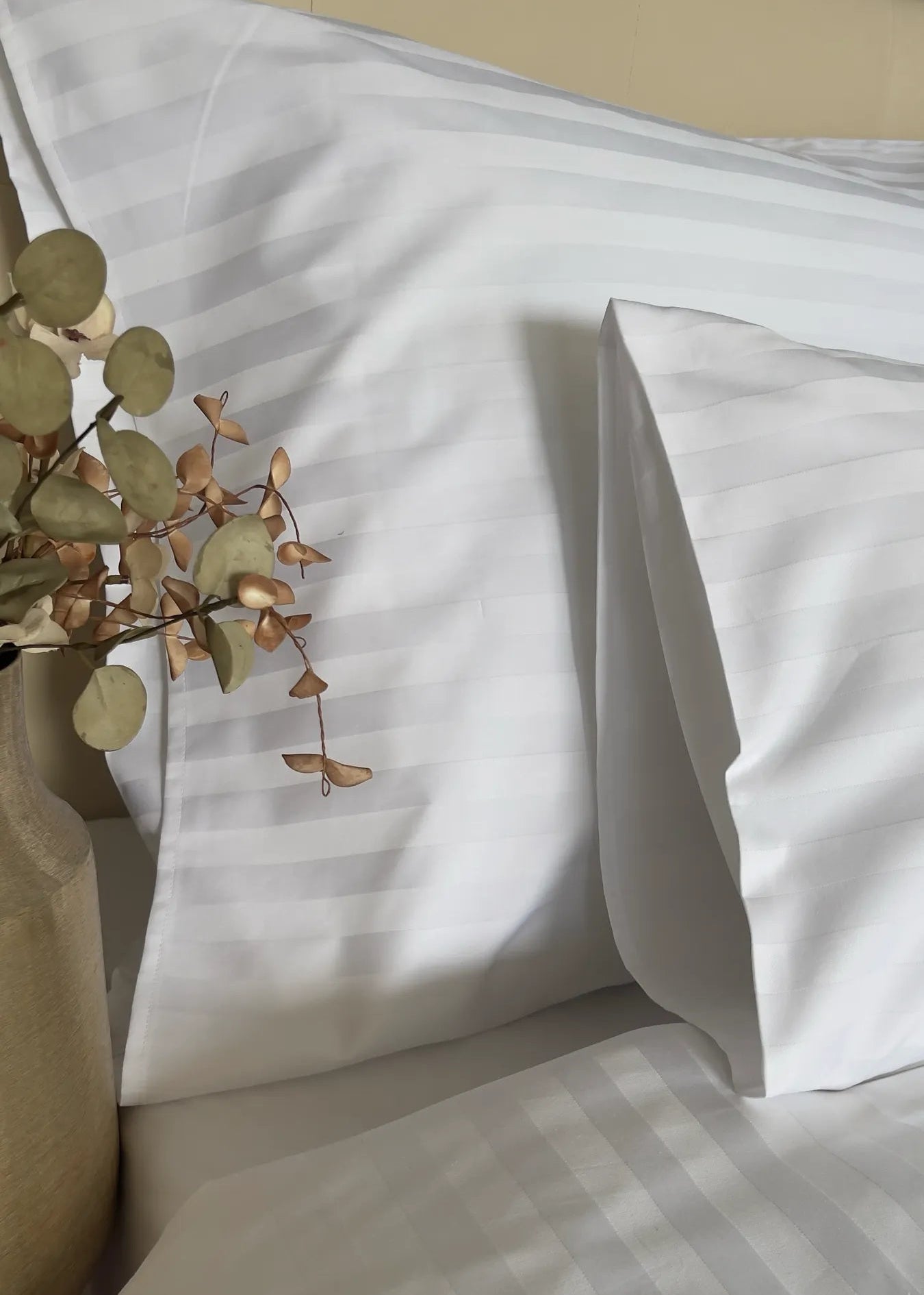 Hotel szatén 2 cm csíkos ágyneműhuzat - 50% Pamut - 50% PE - áthajtós - 140 gr/m2 - csomagos