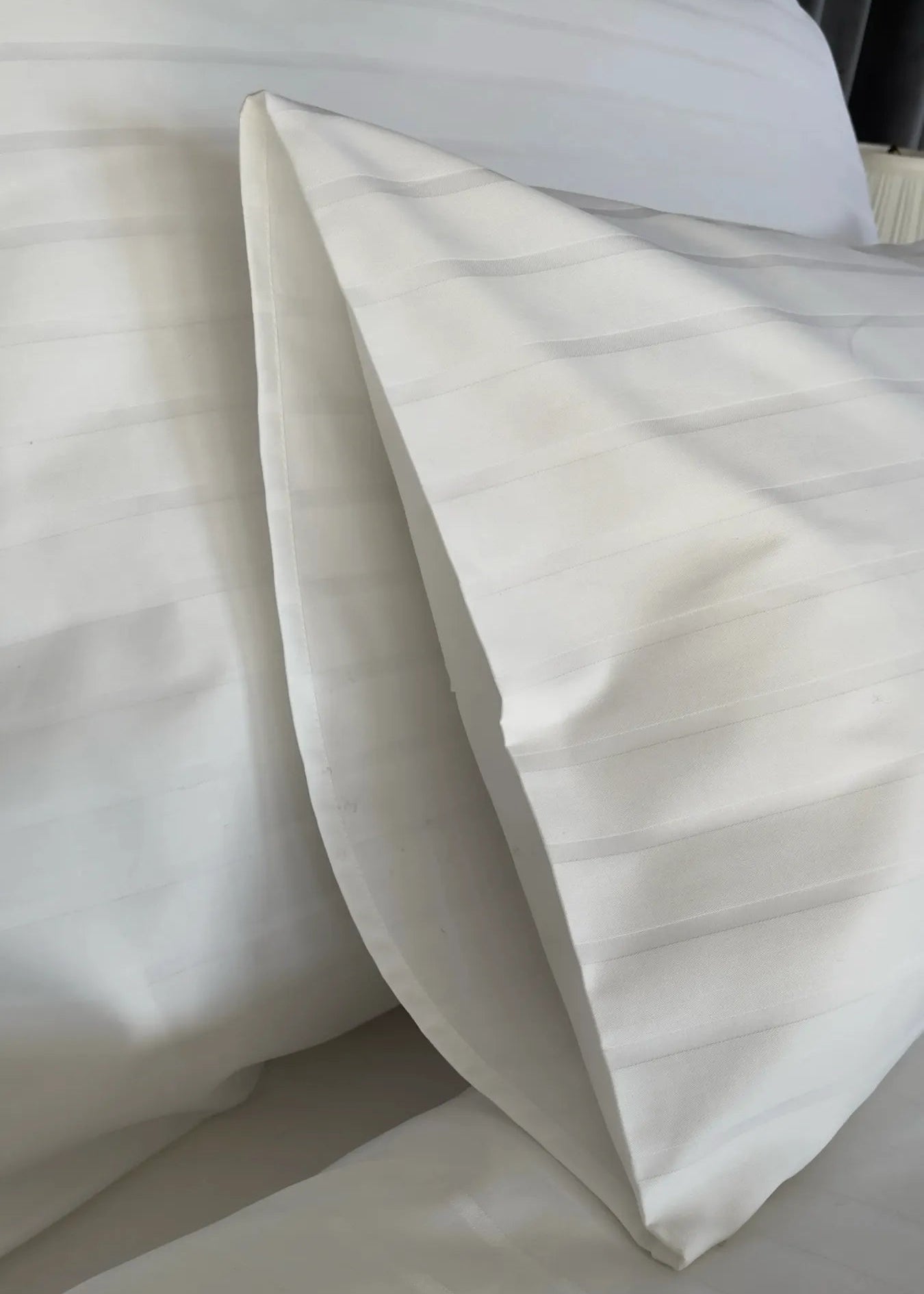 Hotel szatén csíkos ágyneműhuzat - 80% Pamut - 20% PE - áthajtós - 3 db-os szett - 150 gr/m2 - csomagos