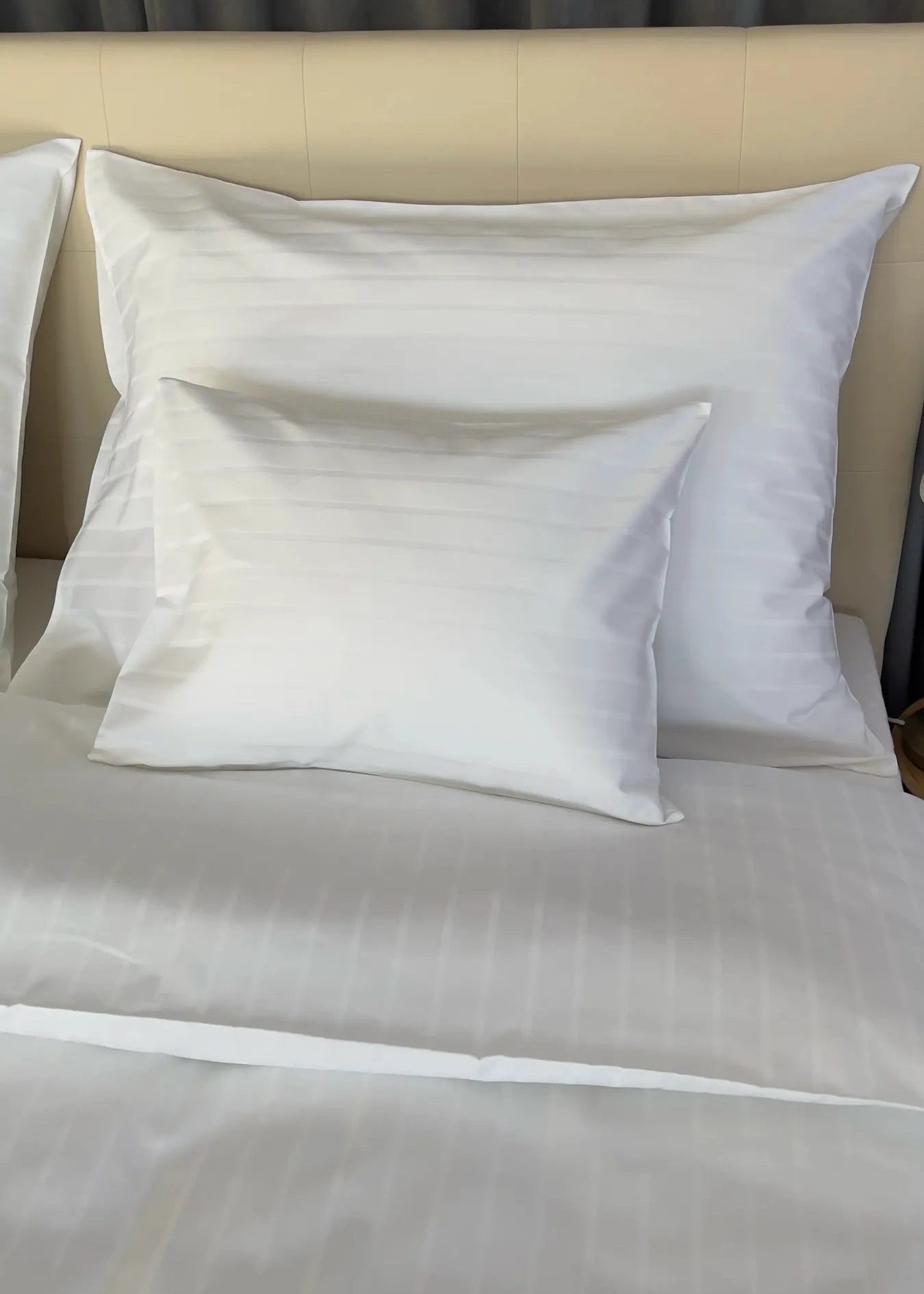 Hotel szatén csíkos ágyneműhuzat - 80% Pamut - 20% PE - áthajtós - 3 db-os szett - 150 gr/m2 - csomagos