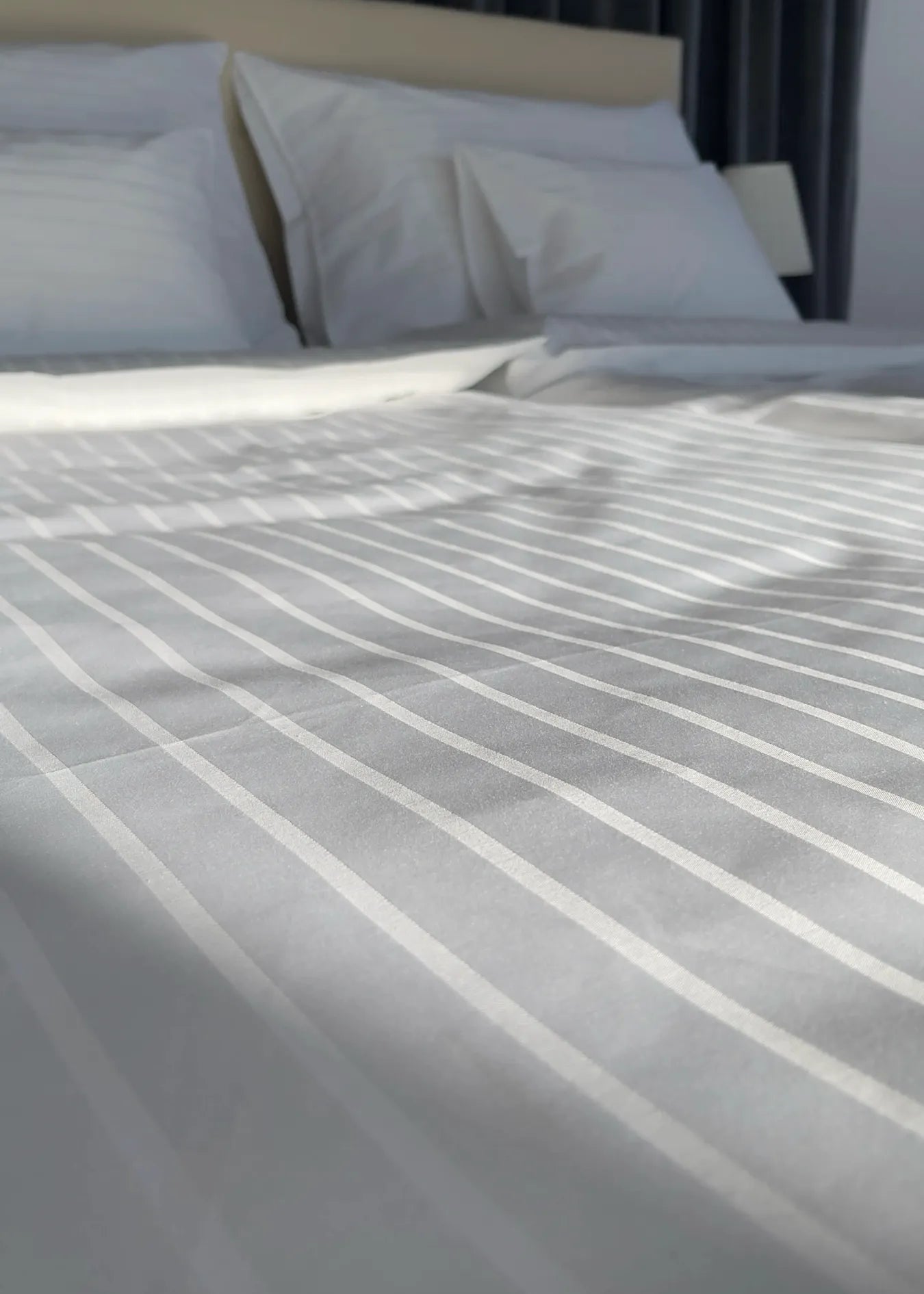 Hotel szatén csíkos ágyneműhuzat - 80% Pamut - 20% PE - áthajtós - 3 db-os szett - 150 gr/m2 - csomagos