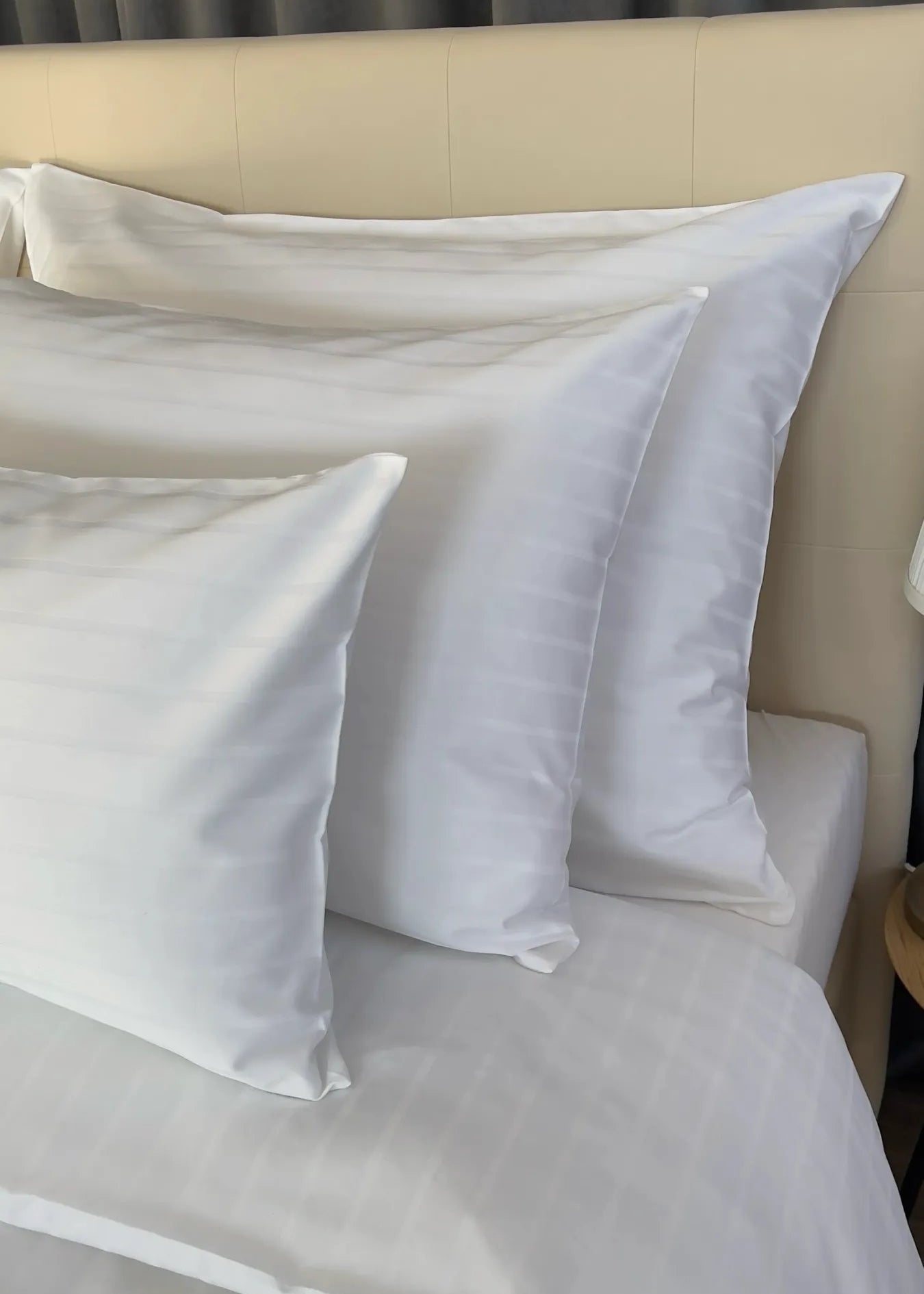 Hotel szatén csíkos ágyneműhuzat - 80% Pamut - 20% PE - áthajtós - 3 db-os szett - 150 gr/m2 - csomagos