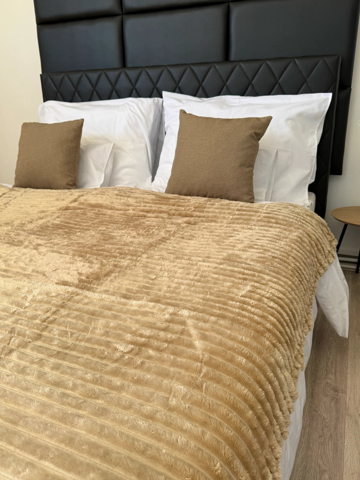 Mittelbraune, weiche Decke