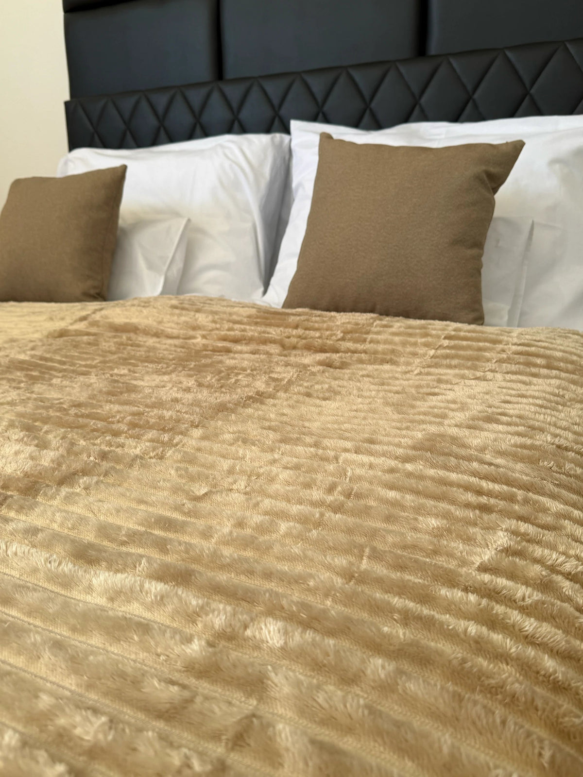 Mittelbraune, weiche Decke