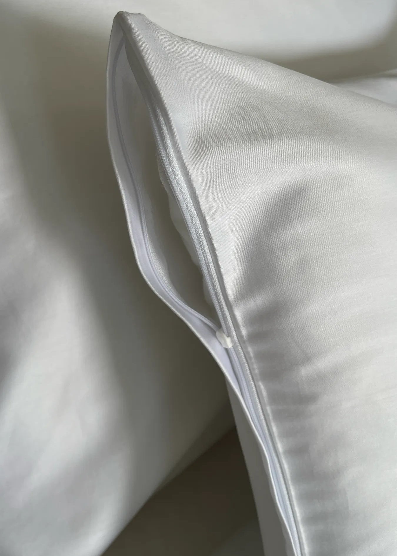 White satin bed sheet set 100% cotton - zippered - set of 2 - 130 g/m2