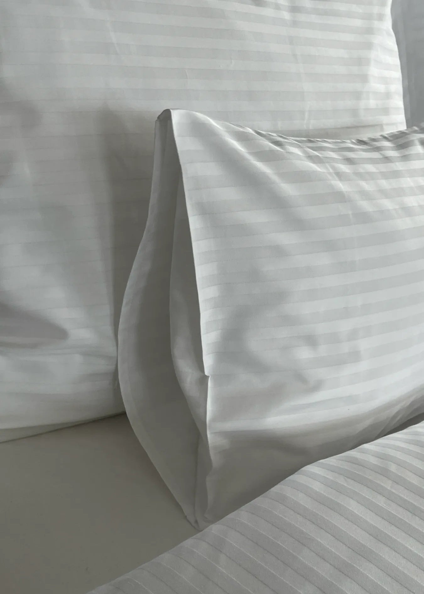 Hotel-Satin-Bettlakenset mit 1 cm Streifen, 100 % Baumwolle – zum Umklappen – 3er-Set – 140 g/m² – verpackt