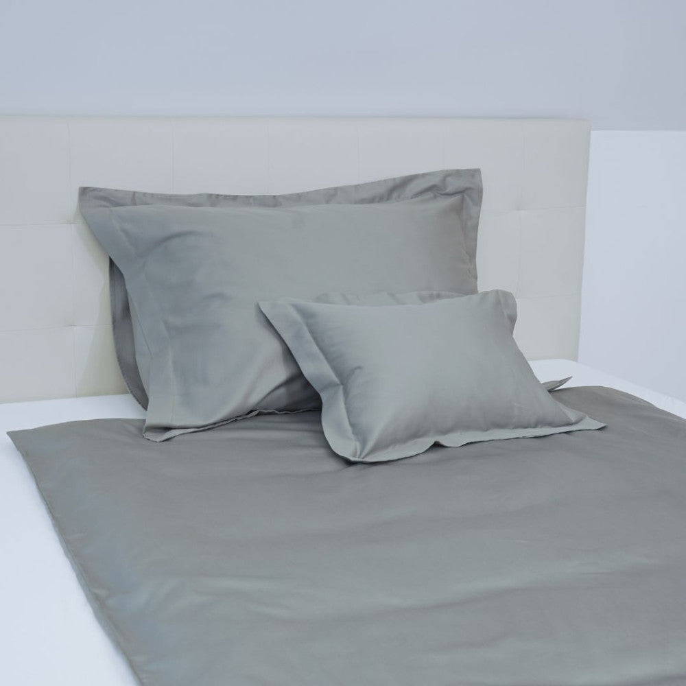 Steel Elegance satin duvet cover set – with English border, sophisticated details