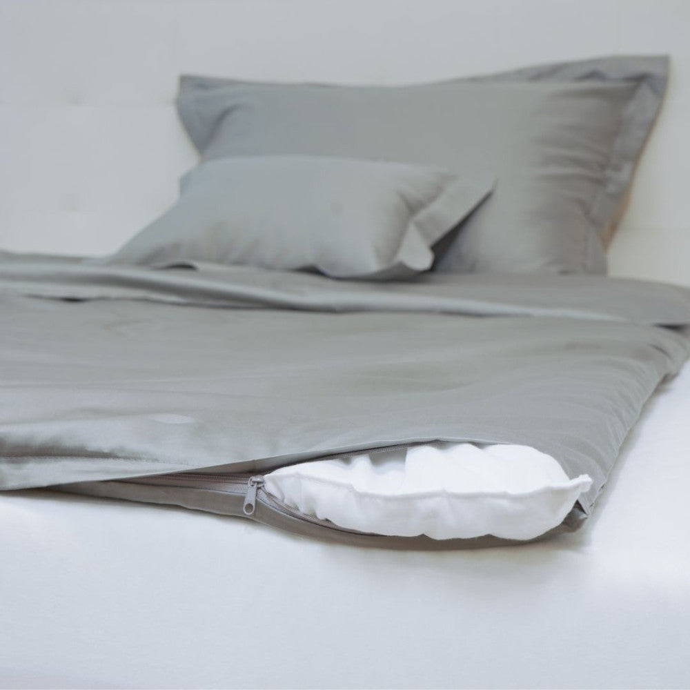 Steel Elegance satin duvet cover set – with English border, sophisticated details