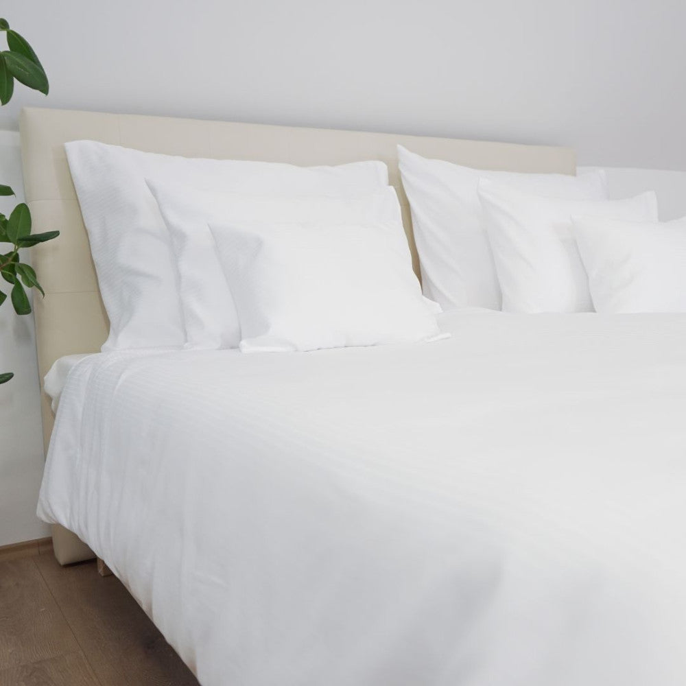 Elegantes gestreiftes Polyester-Satin-Bettlaken – 100 % PE – Spannbettlaken – 2er-Set – 130 g/m² – verpackt