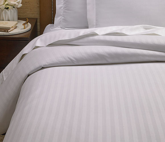 Hotel-Bettbezug mit Damaststreifen – 100 % Baumwolle – mit Reißverschluss – 130 g/m² – verpackt