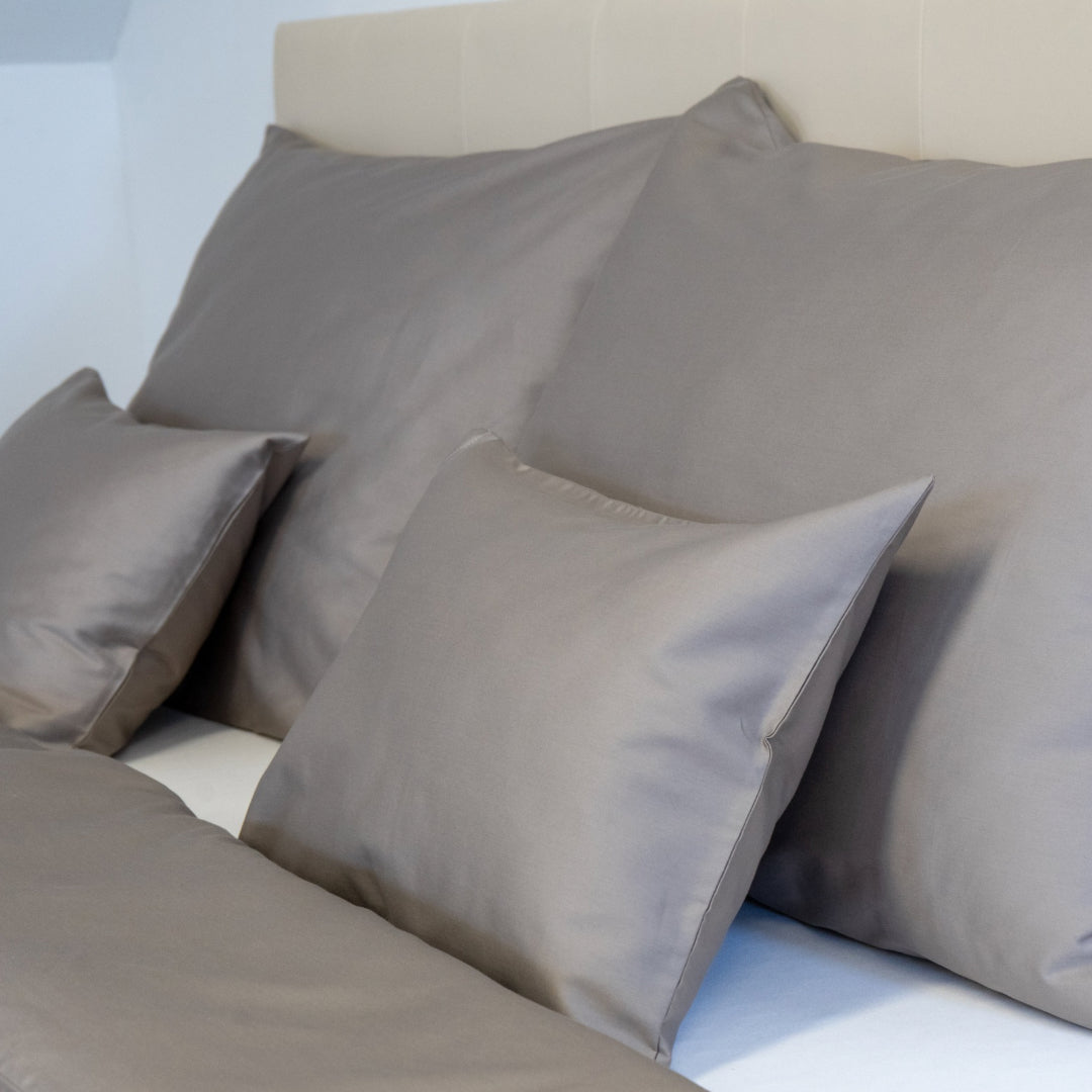 Bettwäsche aus taupefarbenem Satin – raffinierte Eleganz
