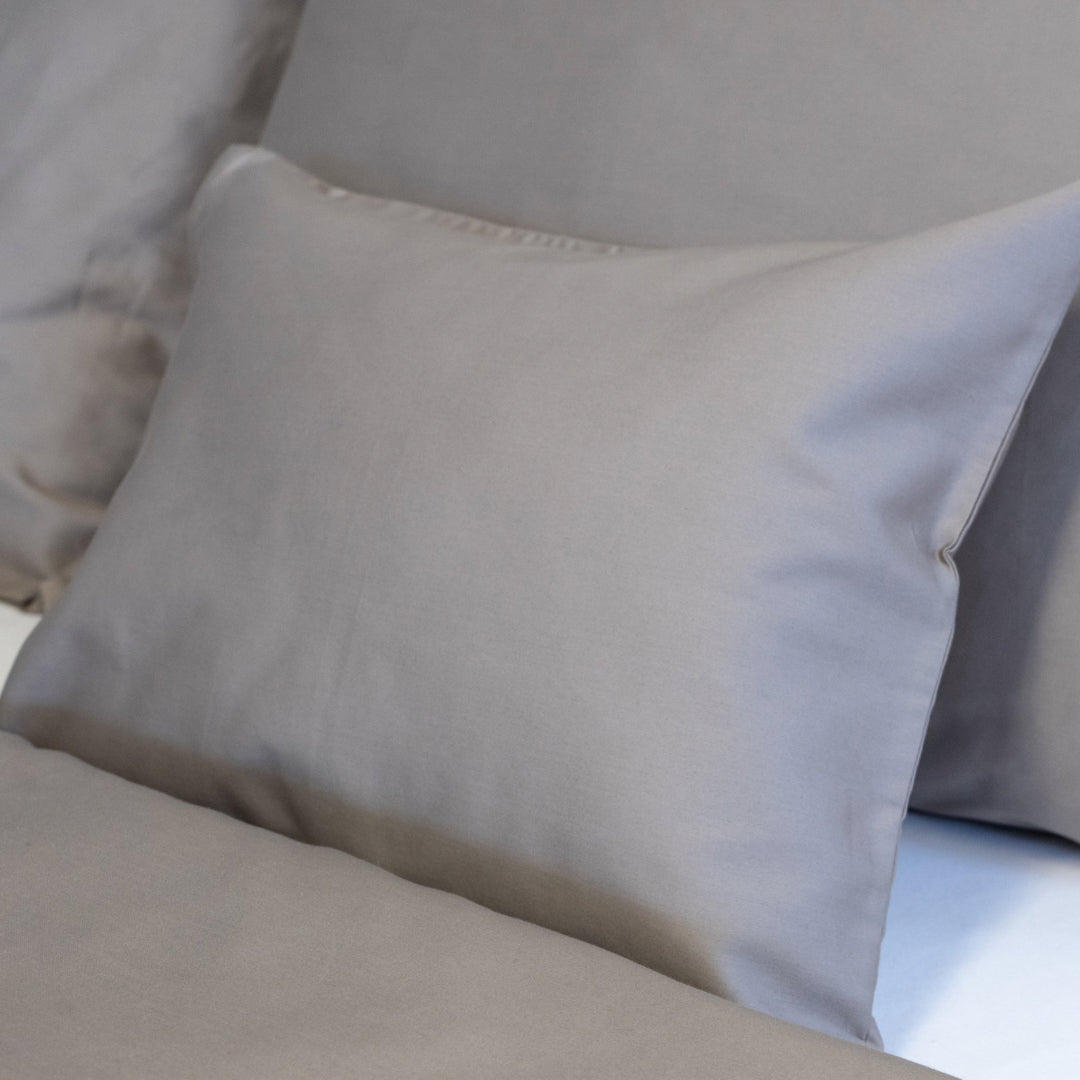 Bettwäsche aus taupefarbenem Satin – raffinierte Eleganz