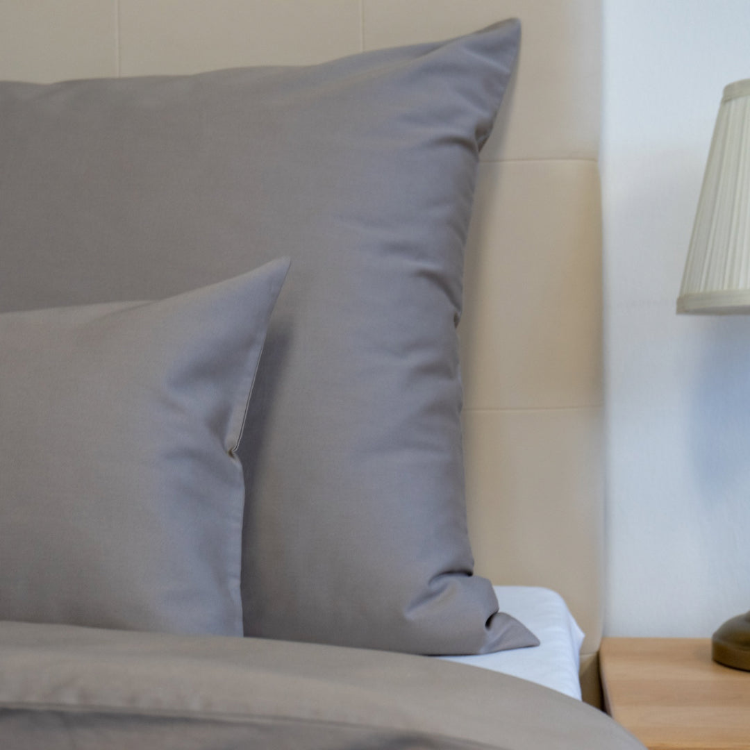Bettwäsche aus taupefarbenem Satin – raffinierte Eleganz